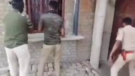 लहलादपुर: जनता बाजार पुलिस ने जहरीली शराब कांड में फरार अभियुक्त के घर की की कुर्की-जप्ती
