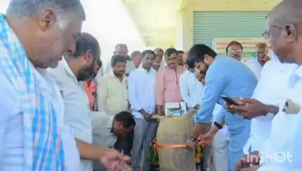 పాపన్నపేట్: రైతులు వరి ధాన్యం కొనుగోలు కేంద్రాలలోనే విక్రయించాలి, దళారులను నమ్మి మోసపోవద్దు: ఎమ్మెల్యే రోహిత్ రావు