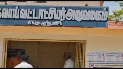 செஞ்சி: வீட்டுமணை பட்டா  கேட்டு செஞ்சி வட்டாச்சியர் அலுவலகம் எதிரே பழங்குடியினர்  காத்திருப்பு போராட்டம்