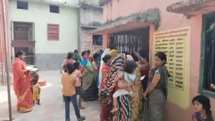 बाजपट्टी: बनगांव उत्तरी पंचायत में महिला संवाद कार्यक्रम में नाश्ते के लिए मची अफरा-तफरी