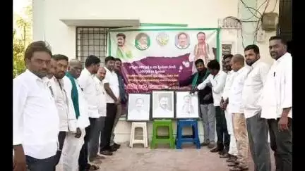 మద్నూర్: వ్యవసాయ మార్కెట్‌ యార్డులో ఎమ్మెల్యే తోట లక్ష్మీకాంతరావు చిత్రపటానికి పాలాభిషేకం