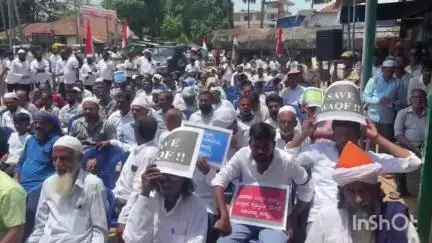ಶೃಂಗೇರಿ: ವಕ್ಫ್ ತಿದ್ದುಪಡಿ ಕಾಯ್ದೆ ವಿರೋಧಿಸಿ ಪಟ್ಟಣದಲ್ಲಿ ಮುಸ್ಲಿಂ ಸಮುದಾಯ ಪ್ರತಿಭಟನೆ