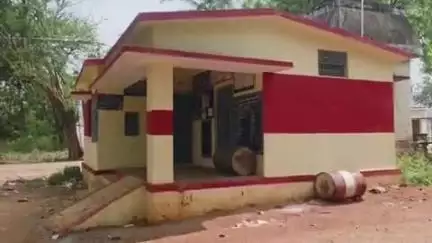 ஆலங்குளம்: கூட்டுறவு ரேஷன் கடை ஊழியர்கள் மலை மேல் உள்ள ராமர் கோவிலில் காத்திருப்பு போராட்டத்தில் ஈடுபட்டனர்