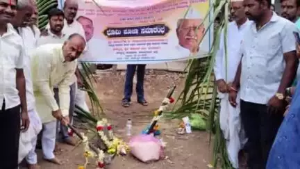 ದೇವರಹಿಪ್ಪರಗಿ: ಬೂದಿಹಾಳ ಗ್ರಾಮದಲ್ಲಿ ರಸ್ತೆ ಡಾಂಬರೀಕರಣ ಕಾಮಗಾರಿ ಭೂಮಿಪೂಜೆ ಮಾಡಿದ ಶಾಸಕ ರಾಜುಗೌಡ ಪಾಟೀಲ್