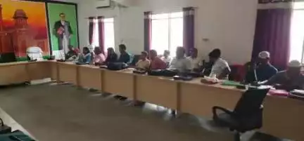 बरहरुवा: प्रखंड मुख्यालय सभागार कक्ष में हुई मनरेगा प्रखंड कर्मियों की आवश्यक बैठक