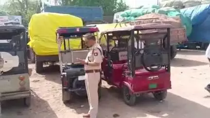 महोबा ARTO ने 10 अपंजीकृत वाहनो को पकड़ कर की कार्यावाही
