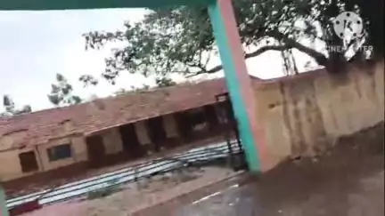 ಸವದತ್ತಿ: ಗುಡಮಕೇರಿ ಗ್ರಾಮದಲ್ಲಿ ಭಾರಿ ಮಳೆ ಗಾಳಿಗೆ ಹಾರಿ ಹೋದ ಶಾಲೆಯ ಮೇಲ್ಛಾವಣಿ