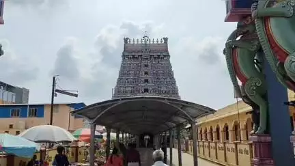 தரங்கம்பாடி: திருக்கடையூர் ஸ்ரீ அபிராமி உடனாகிய அமிர்தகடேஸ்வரர் கோவிலில் சித்திரை திருவிழாவை முன்னிட்டு சந்திரசேகர கொடியேற்ற விழா