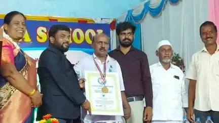 குளத்தூர்: அண்டகுளத்தில் ஐந்து பள்ளி மாணவிகள் உலக புத்தக தினத்தை முன்னிட்டு லிங்கன் புக் ஆப் ரெக்கார்ட் உலக சாதனை நிகழ்த்தினார்