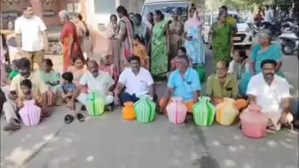 திருப்பூர் வடக்கு: ரங்கநாதபுரத்தில் மாமன்ற உறுப்பினர் மற்றும் பொதுமக்கள் காலி குடங்களுடன் சாலை மறியல் போராட்டத்தில் ஈடுபட்டனர்