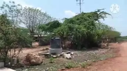 கிருஷ்ணராயபுரம்: வரகூர் கிராமத்தில் விவசாயிகள் உலர் கலம் மற்றும் சேமிப்பு கிடங்கு தரமற்ற நிலையில் கட்டி வருவதாக விவசாயிகள் குற்றச்சாட்டு