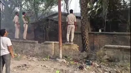 बड़हरिया: बडहरिया गंडक कालोनी में आग लगने से सैकड़ों लकड़ियां राख हुईं