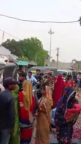 यह है मथुर पंचायत का रोड प्रति बाजार रोड प्रति बाजार और प्रशसान को इसका कोई भी फर्क नहीं पड़ता है ना तो नेता को न तो प्र