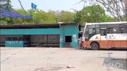 बिलोली: बिलोली आगारातील बहुतांश बसेस कालबाह्य झाल्याने प्रवाश्यात वाढती नाराजी, नव्या बसेस येणार कधी? #jansamasya