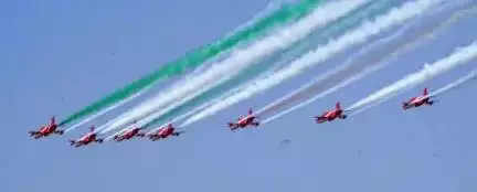 पटना में भारतीय वायु सेना के 9 सूर्य किरण हॉक-132 जेट विमानों द्वारा बाबू वीर कुंवर सिंह के विजय दिवस 23 अप्रैल को सन् 1857 के वीर शहीदों को समर्पित शौर्य प्रदर्शन किया गया। इससे पूर्व 22 अप्रैल को छात्र-छात्राओं के लिए विशेष शो आयोजित था।