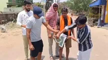 রানিগঞ্জ: পেহেলগাওয়ে জঙ্গিদের হামলার প্রতিবাদে রানীগঞ্জে নিউ এগারায় পাকিস্তানের পতাকা পুড়িয়ে বিক্ষোভ বিজেপির যুব মোর্চার