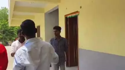 మోత్కూర్: మోత్కూరులో గుర్తింపులేని శ్రీ చైతన్య పాఠశాలను మూసి వేయాలని విద్యార్థి సంఘాల ఆధ్వర్యంలో ధర్నా
