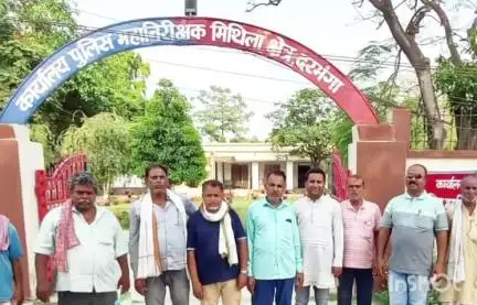 जयनगर अनुमंडअस्पताल में कार्यरत डॉ. शैलेन्द्र कुमार के खिलाफ में भाकपा माले के कार्यकर्ताओं ने दरभंगा DIG को सौंपा आवेदन
