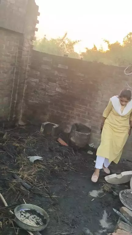 गांव फत्तेपुर में आग लगने से लोगों का भरी नुकसान हुआ है सर्वे करने आई है मजिस्ट्रेट 
लोगों को दिलासा देते हुए 
हरदोई जि