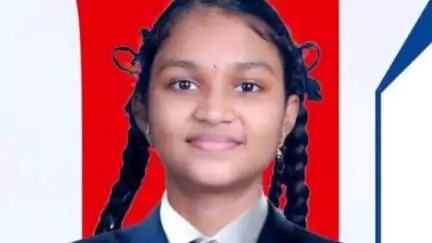 పది ఫలితాలలో యలమంచిలి విద్యార్థినికి 599 మార్కులు సాధించిన విద్యార్థిని అభినందించిన జిల్లా కలెక్టర్ ,ఎలమంచిలి ఎమ్మెల్యే