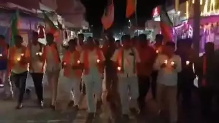 నారాయణపూర్: మండల కేంద్రంలో జమ్మూ కాశ్మీర్లో జరిగిన ఉగ్రదాడిని నిరసిస్తూ పాకిస్తాన్ జెండాను దగ్ధం చేసిన బిజెపి నాయకులు