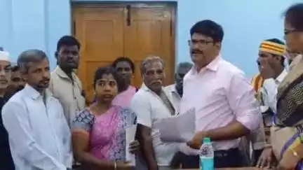 கூத்தாநல்லூர்: கூத்தாநல்லூரில் நாளை மதியத்திற்குள் சுடுகாட்டு சாலை அமைக்க மாவட்ட ஆட்சியர் வட்டாட்சியருக்கு உத்தரவு