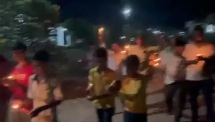 గంగాధర: ఉగ్ర దాడిలో ప్రాణాలు కోల్పోయిన వారికి నివాళులర్పిస్తూ కొవ్వొత్తులతో ర్యాలీ తీసిన చర్లపల్లి గ్రామస్తులు