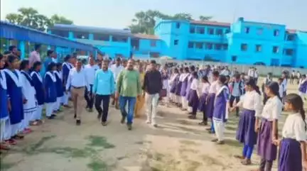 আমতা ২: আমতার কাশমলি এস সি হাই স্কুলের সবুজ সাথী সাইকেল প্রদান অনুষ্ঠানে উপস্থিত আমতার বিধায়ক সুকান্ত পাল