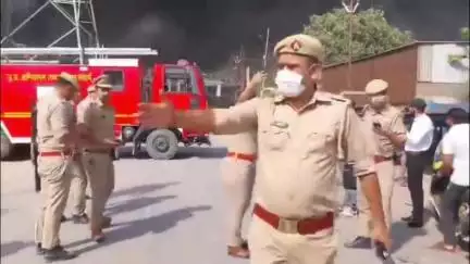 🛑बुलंदशहर:फॉम के गद्दे बनाने वाली फैक्ट्री में लगी आग,NH 34 पर दूर-2 तक आग की लपटें दिखाई दीं।
#firenews #uppolice