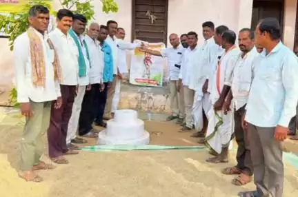 నిజాంసాగర్: మల్లూర్ గ్రామంలో సీఎం  చిత్రపటానికి పాలాభిషేకం