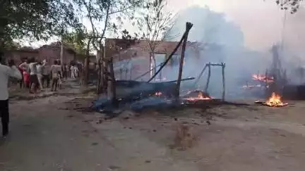 ग्राम दूबियांन पुरवा में लगी आग