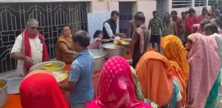 दादी की रसोई प्रांगण में जरूरतमंदो के बीच खाना का वितरण किया गया.
----------

#khanabank  #खाना_बैंक