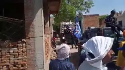 सिकंदरा पटेल चौक पर अंबेडकर जयंती में मंच से लेकर शोभायात्रा तक सपा पार्टी के कार्यकर्ता शामिल हुए लगायें जय भीम के नारे