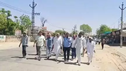 खंडेला में पानी की समस्या को लेकर SDM कार्यक्व खंडेला को पूर्व चिकित्सा राज्य मंत्री बंशीधर बाजिया ने ज्ञापन दिया।