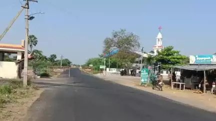 சாத்தான்குளம்: சங்கரன்குடியிருப்பு பகுதியில் சாலையோரத்தில் கிடந்த நட்சத்திர ஆமையை வனத்துறையினரிடம் ஒப்படைத்த மக்கள்