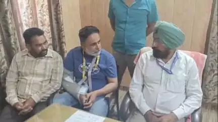 ਭਵਾਨੀਗੜ੍ਹ: ਟੁੱਟੀ ਬਾਂਹ ਨਾਲ ਡਿਊਟੀ ਕਰ ਰਹੇ ਬਿਜਲੀ ਬੋਰਡ ਦੇ ਜੇਈ ਨੂੰ ਐਸਡੀਓ ਭਵਾਨੀਗੜ੍ਹ ਨੇ ਕੀਤਾ ਸਨਮਾਨਿਤ