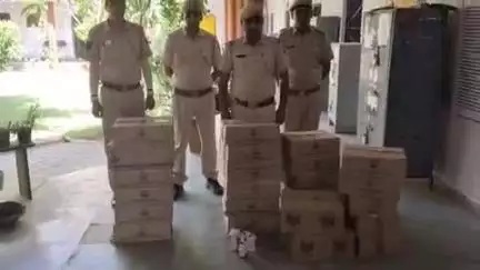 सूरौठ: सूरोठ पुलिस ने शराब तस्कर ऊदल सिंह गुर्जर के रिहायशी मकान से किया अवैध शराब का जखीरा बरामद