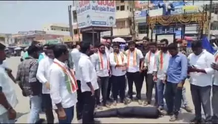గంగాధర: ఉగ్ర దాడిని ఖండిస్తూ మధురానగర్ లో ఉగ్రవాదుల దిష్టిబొమ్మను దహనం చేసిన యూత్ కాంగ్రెస్