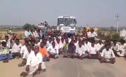 నాగిరెడ్డిపేట: చీనూరులో ధాన్యం కొనుగోలు చేయాలని రైతుల ధర్నా