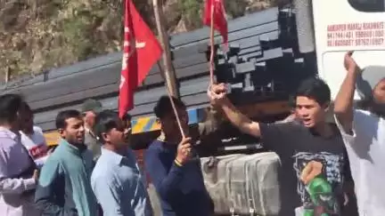 जलोग: एसजेवीएनएल द्वारा सुन्नी में किए जा रहे प्रोजेक्ट के निर्माण कार्य में लगे मजदूरों ने अपनी मांगों को लेकर किया प्रदर्शन