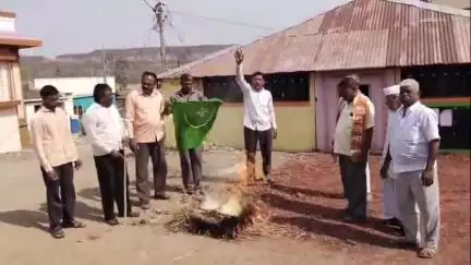 खटाव: रेवलकरवाडी येथे ग्रामस्थांनी पाकिस्तानचा झेंडा जाळून पहलगाम दहशतवादी हल्ल्याचा केला निषेध