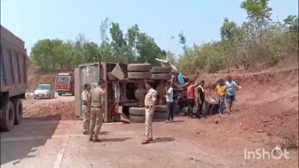 म्हसळा: म्हसळा सकलप बायापस येथे बॉक्साइटने भरलेल्या डंपरला अपघात : चालक गंभीर जखमी