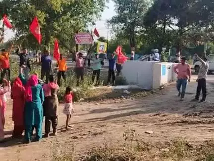 हरिद्वार किर्बी कंपनी द्वारा हो रहा शौषण मजदूरों ने किया धरना प्रदर्शन 
मजदूरों का आज 7 वा दिन है धरना प्रदर्शन करते हुए