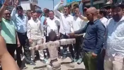 चौबट्टाखाल: चौबट्टाखाल में व्यापार संघ और स्थानीय लोगों ने पहलगाम में आतंकी हमले के विरोध में फूंका पाकिस्तान का पुतला