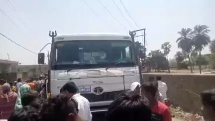 ফরাক্কা: ফরাক্কাতে পথ দুর্ঘটনায় মৃত্যু হল দ্বিতীয় শ্রেণীর স্কুল ছাত্রীর