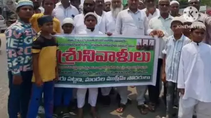 తొర్రూర్: ఫహాల్ గామ్ లో పాకిస్తాన్ ముష్కరులు చేసిన నరమేధాన్ని ఖండిస్తూ, తొర్రూర్ పట్టణంలో ముస్లిం నాయకుల నిరసన ర్యాలీ