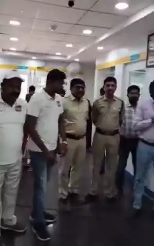 దోమకొండ: సైబర్ నేరాలు జరగకుండా జాగ్రత్తగా ఉండాలని దోమకొండలో దోమకొండ కెనరా బ్యాంక్ మేనేజర్ రాజేష్ వెల్లడి