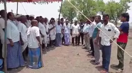 ಗಜೇಂದ್ರಗಡ: ಹಿರೇಳಗುಂಡಿ ಗ್ರಾಮದಲ್ಲಿ ನರೇಗಾ ಕಾಮಗಾರಿ ಸ್ಥಳದಲ್ಲಿ ಕಾಶ್ಮೀರದಲ್ಲಿ ಉಗ್ರರ ಗುಂಡಿಗೆ ಬಲಿಯಾದವರಿಗೆ ಸಂತಾಪ