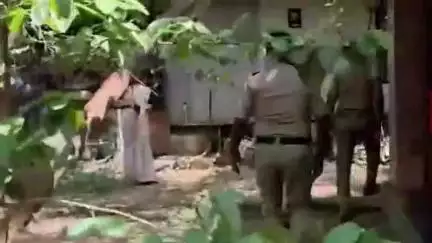 കുന്നംകുളം: കണ്ടാണശ്ശേരിയില്‍ വീടിന്റെ ചിമ്മിനിക്കൂടിൽ ഒളിപ്പിച്ച നിരോധിത പുകയില ഉല്‍പന്നങ്ങളുടെ വൻ ശേഖരം പിടിച്ചെടുത്തു
