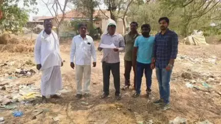 నిజాంసాగర్: నిజాంసాగర్ మండలంలో ఇందిరమ్మ ఇళ్ల స్థలాలను పరిశీలించిన ఎంపీడీవో గంగాధర్